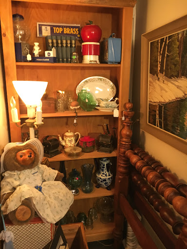 Aunt Maude's Antique Mall - Thumbnail