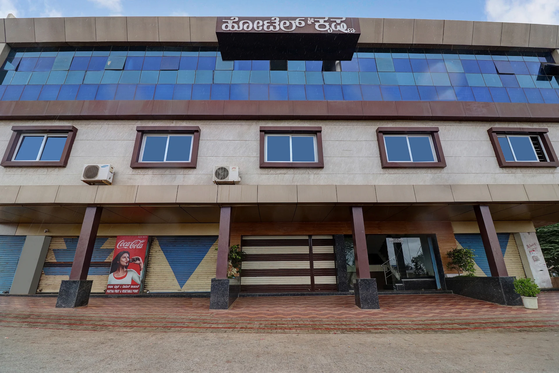 OYO 30492 Hotel Sri Krishna