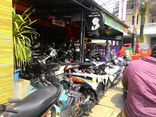 Rumah Ban Motor, Author: Ahmad Arodal Adzim