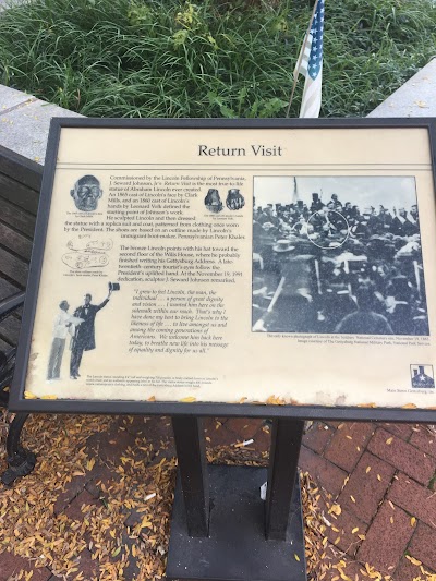 Lincoln Statue Pointing To Willis House