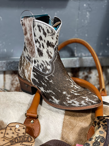Split Arrow Boutique - Visual