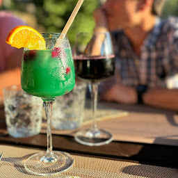 Photo n°7 de Glamping de Charme - AUX LODGES DU MAS DE NADAL, Sauliac-sur-Célé à Sauliac-sur-Célé (Bar à vin)