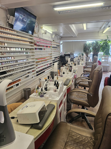 American Nails & Spa