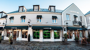 Photo n°28 de Lacoste Outlet La Vallée Village à Serris (Magasin de vêtements pour femmes)