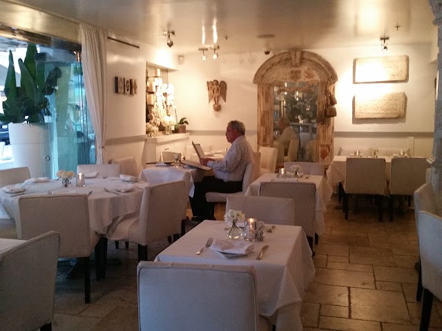 Villa Blanca Restaurant