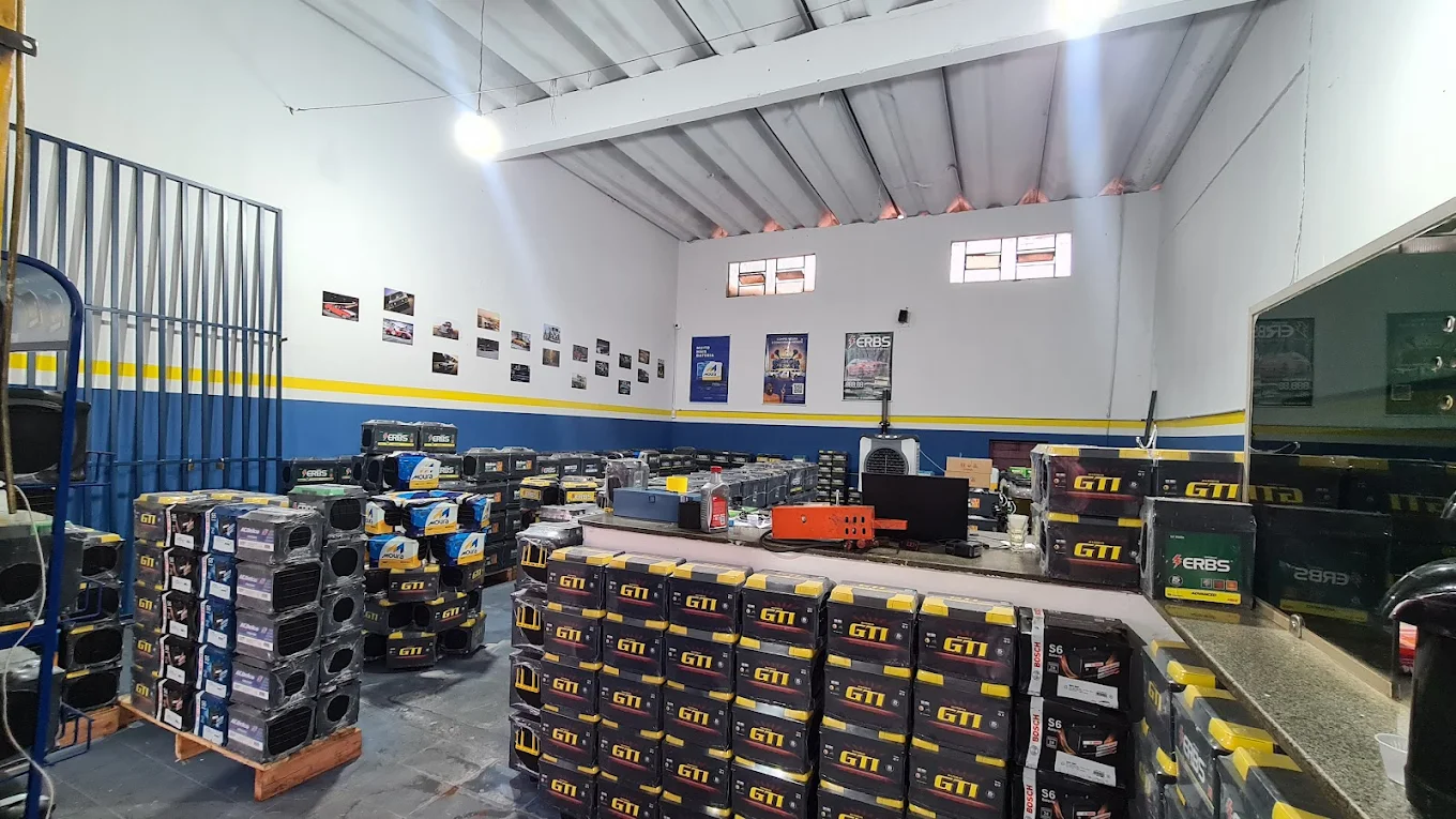 Fachada da loja Paraíso das Baterias em Paraíso do Tocantins, com letreiro “Cobrimos qualquer oferta” e marcas Moura e Heliar.