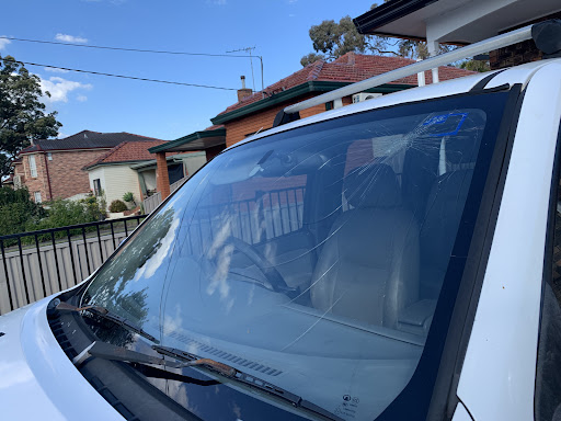 Lucky Auto Glass (car windscreen replacement) - Thumbnail