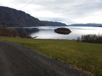 Photos of Keiko's memorial cairn in Halsa