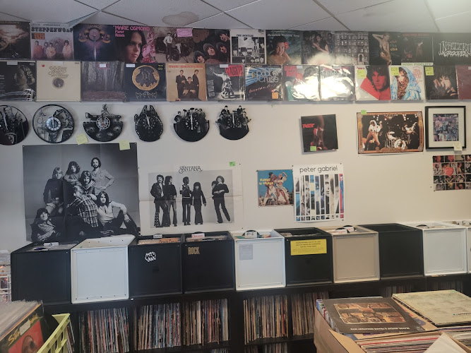 deVintage Vinyl Records and Toys storefront