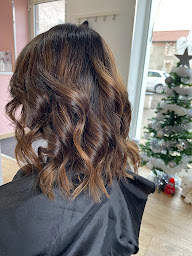 Photo n°12 de Studio by Sarah - Coiffure à Surat (Fournisseur de produits de beauté)