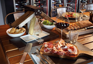 Photo n°2 de Restaurant La Cave spécialités savoyardes à Les Belleville (Restaurant servant de la raclette)