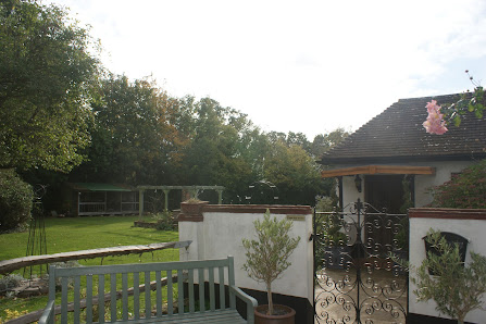 Woodacre B&B Arundel Rd, Fontwell, Walberton, Arundel BN18 0QP, United Kingdom