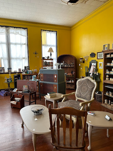 E&R Creations inside Washington Old Shoolhouse Antiques - Thumbnail
