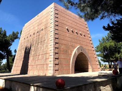 Nuri Yamut Anıtı