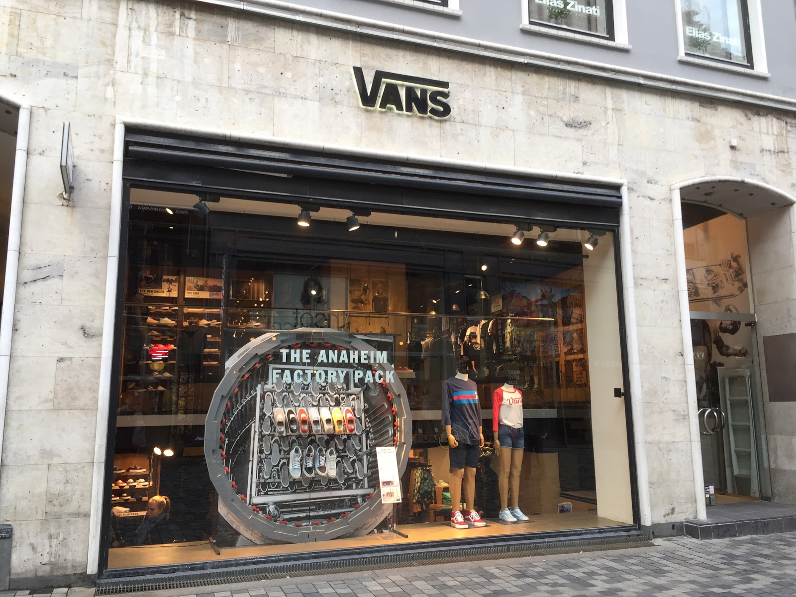 kok Bil Maladroit Tripify - VANS Store Copenhagen, Copenhagen