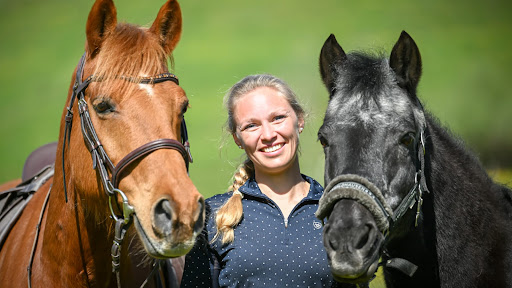 Charly Middeldorf | Osteopathie & Physiotherapie für Pferde | Reitunterricht & Beritt
