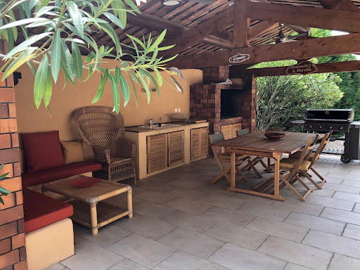 Photo de Gîte Les Lauriers Rouges à Entrechaux (84340)