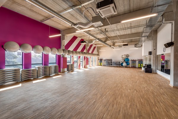 Fitness place. Фитнес Плейс. Каширский двор Fitness place. Магазин фитнес Плейс фото. Фитнес Плейс отзывы.