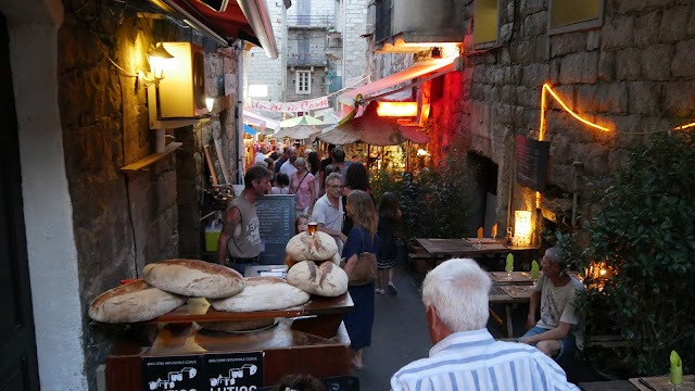 Sous la Tonnelle