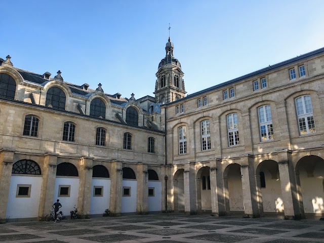 Cour Mably