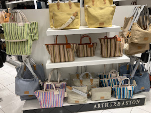 Photo n°18 de Arthur & Aston à La Chapelle-Saint-Aubin (Magasin de maroquinerie)