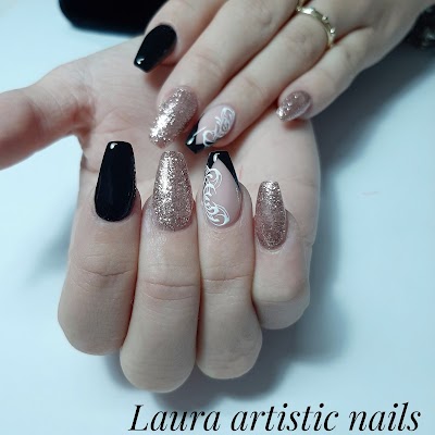 Laura artistic nails