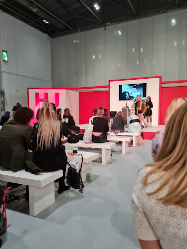Comments and reviews of HQ Salon
