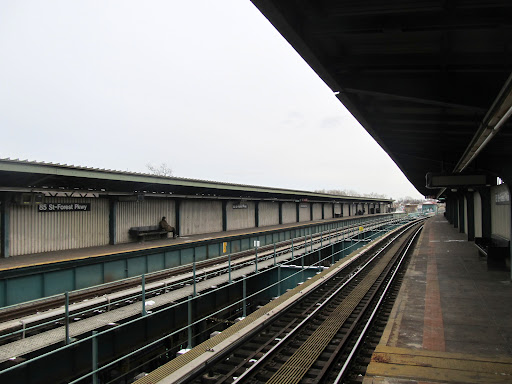 85 St-Forest Pkwy Logo