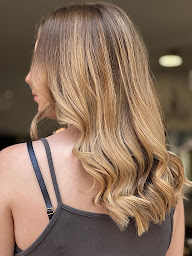 Photo n°7 de Le 8 – Salon de coiffure Femme à Montfort-l’Amaury | Balayage & Soins Profonds à Montfort-l'Amaury (Salon de coiffure)