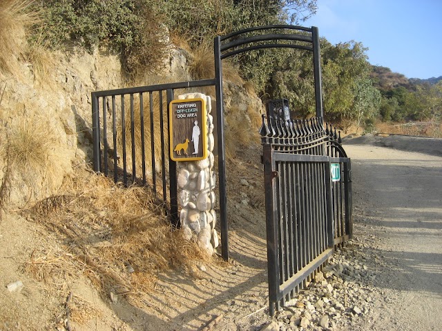 Runyon Canyon Park Entrance - Fuller Avenue