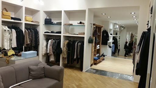 Ivan Abbigliamento Di Busi Ivan Logo
