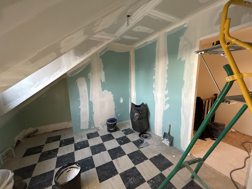 La rénovation de cette salle de bain avance à bon...