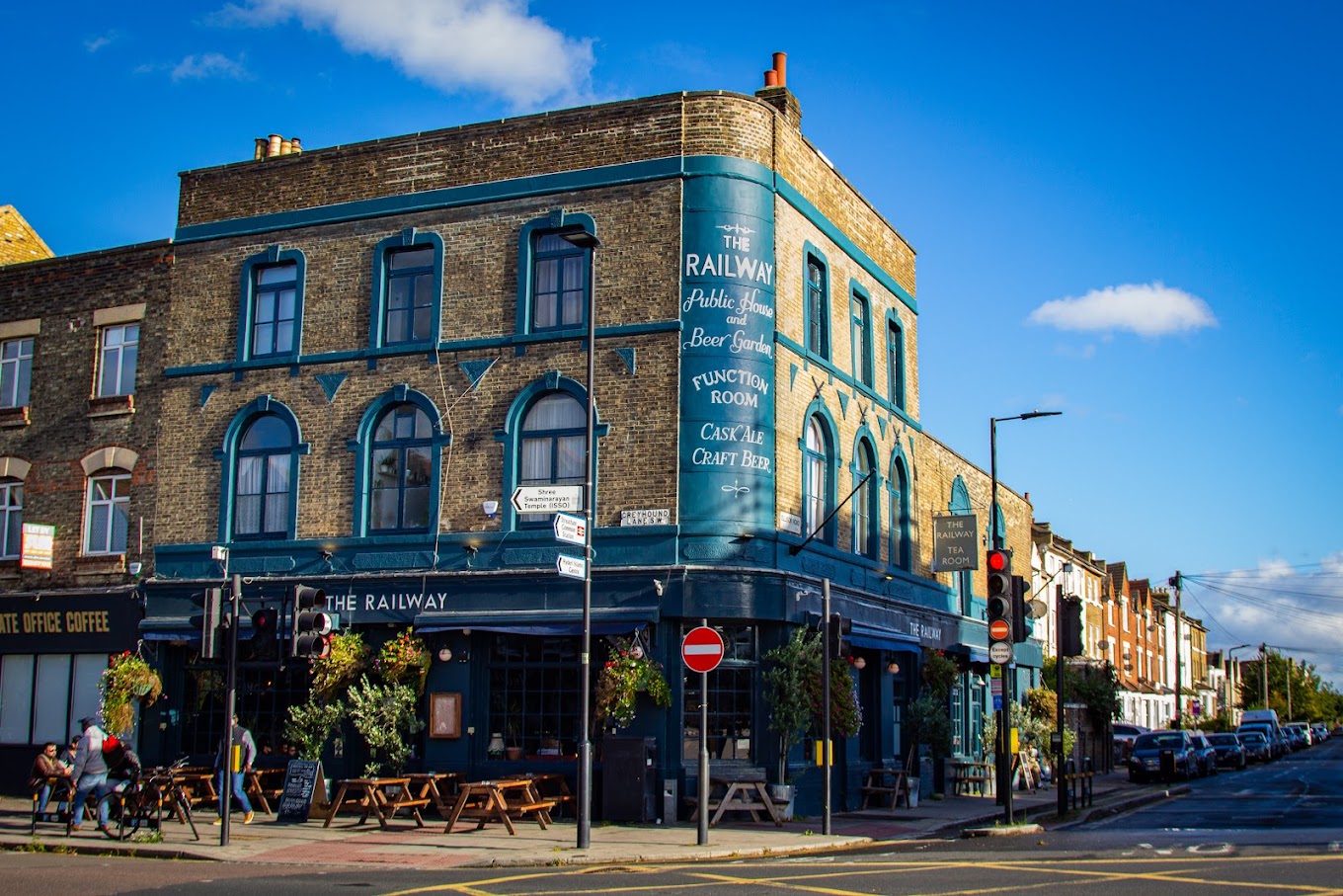 Looking for a great night out in Streatham? Check out our list of the best pubs in the area, featuring cozy traditional pubs, stylish gastropubs, and lively bars. Enjoy delicious food, refreshing drinks, and a warm and welcoming atmosphere. Whether you're a local or just passing through, these pubs are sure to provide a great night out. #Londonpubs | Things To Do In Streatham | Best Pubs In London | Things To Do In London | Best Sunday Roast | Best Pub Lunch In London | Things To Do In Streatham
