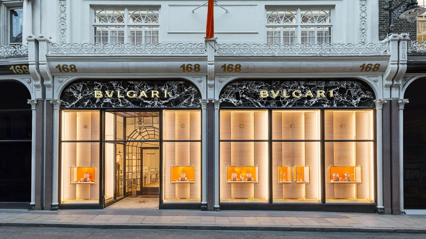London's Bond Street is known for its high-end luxury shops and boutiques, including jewellers. Some of the most famous jewellers on Bond Street include Cartier, Bulgari, Tiffany & Co., Van Cleef & Arpels, and Graff.