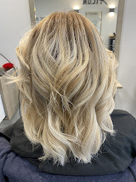 Photo n°16 de Les Ciseaux De Linda à Pannes (Salon de coiffure)