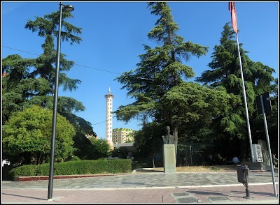 Square of Independence
