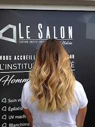 Photo n°7 de Le Salon by Nelcia ( Coiffure Barber Esthétique Onglerie UV Regard Blanchiment Laser) Hommes Femmes Enfants à Coubron (Service de blanchiment des dents)