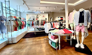 Photo n°13 de Tommy Hilfiger à Vannes (Magasin de vêtements pour femmes)