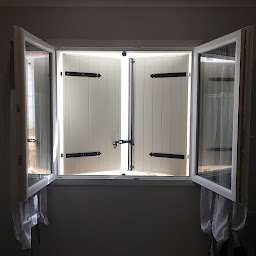 Photo n°7 de Wood Fermetures - Fenêtres | Portes | Volets | Vérandas | Stores | Pergolas à Grasse (Magasin de stores et de rideaux)