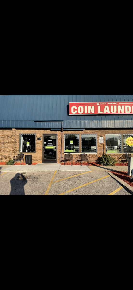 Flash Laundromat storefront and entrance in New Berlin