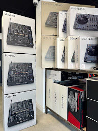 Photo n°14 de PE SONO LIGHT : Matériel Sono DJ Lumière Studio à La Garde (Magasin de musique)