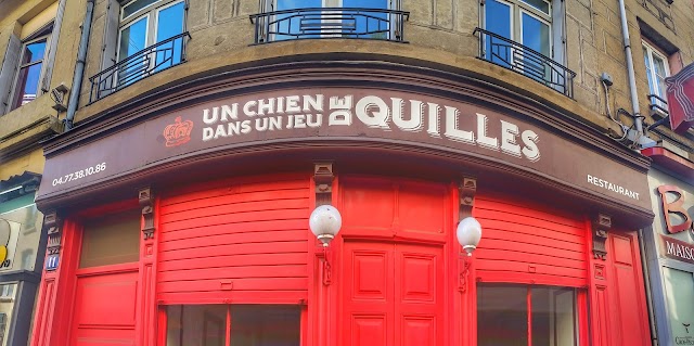 Restaurant Un Chien dans Un Jeu de Quilles