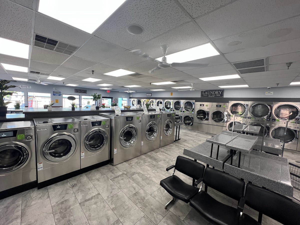 Flash Laundromat laundromat interior in New Berlin, WI