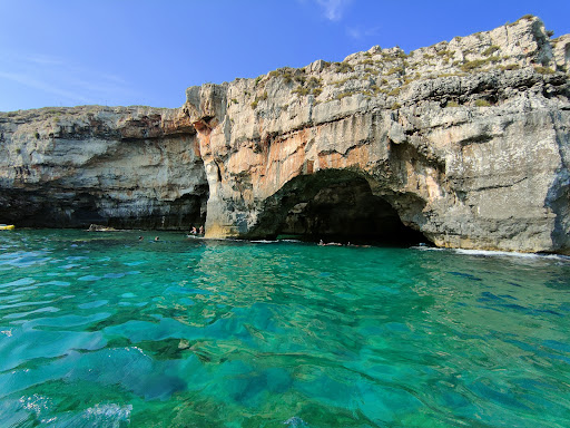 Leucaduemari - Il Centro Escursioni ESCURSIONI IN BARCA ALLE GROTTE DI LEUCA - Thumbnail