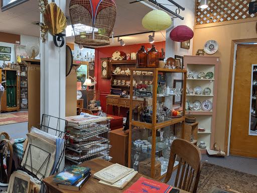 Le'Stuff Antique Mall - Visual