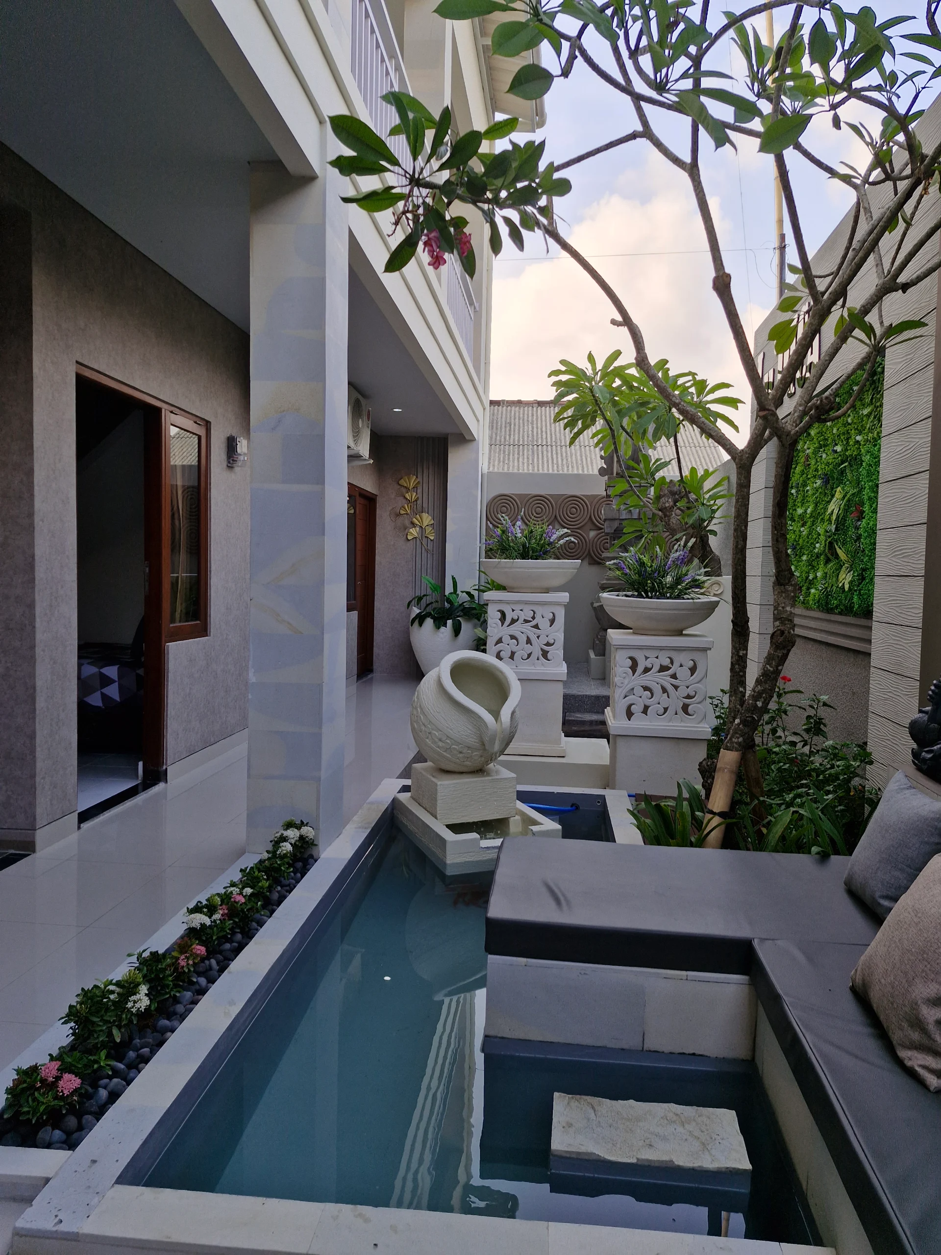 Lu Pica Golden House