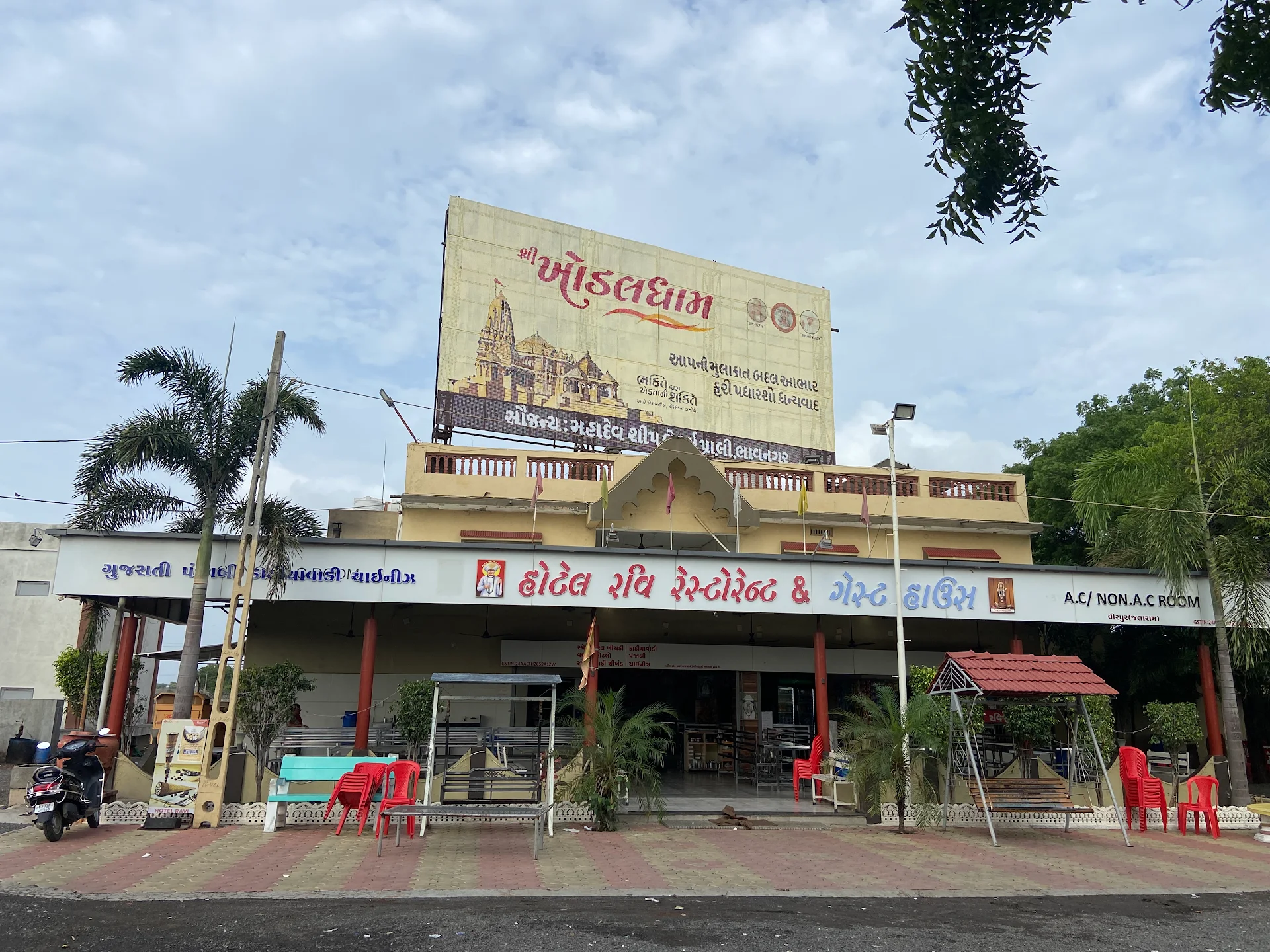 Ravi Hotel & Garden Restaurant