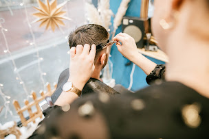 Photo n°9 de Au Salon de Pauline à Saint-Sauveur-Villages (Salon de coiffure)