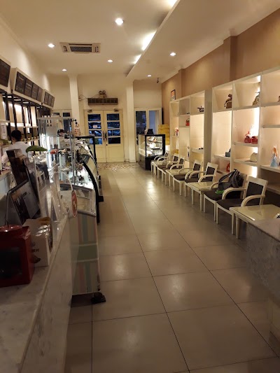Photos of De Caf&eacute; Resto & Delicatessen