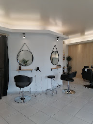Photo n°7 de L'Artisan à Le Bourgneuf-la-Forêt (Salon de coiffure)
